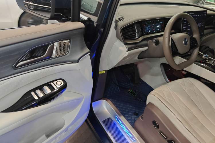 Used Denza D9 2022 DM-i 970 Four-Wheel Drive Prestige Model
