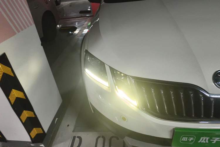 Used Skoda Octavia 2019 TSI280 DSG Luxury Edition Station Wagon China VI Standard Right Front Headlight