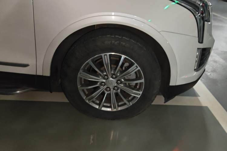 Used Cadillac XT5 2016 28T Four-Wheel Drive Luxury Model Right Front Wheel Hub