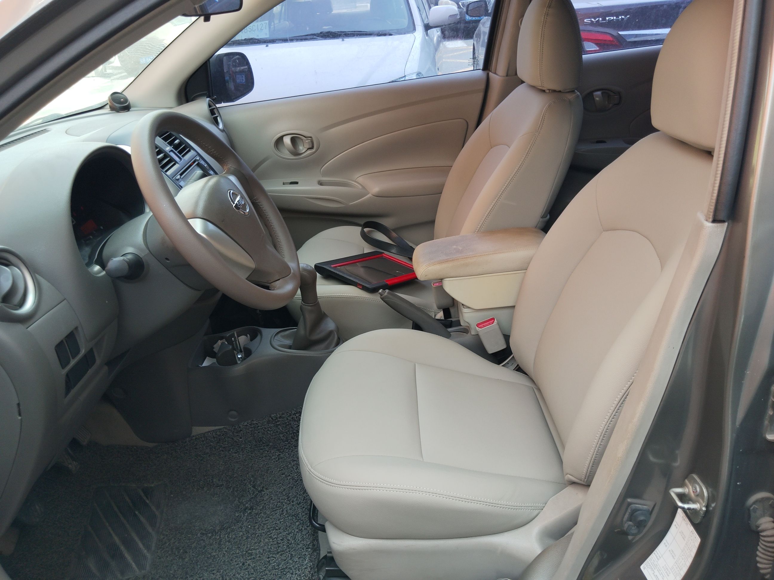 المقاعد الأمامية داخل السيارة