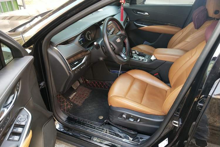 Used Cadillac XT4 2018 28T 4x4 Platinum Edition