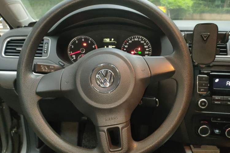 Used Volkswagen Sagitar 2012 1.4TSI Automatic Fashion Edition Steering Wheel