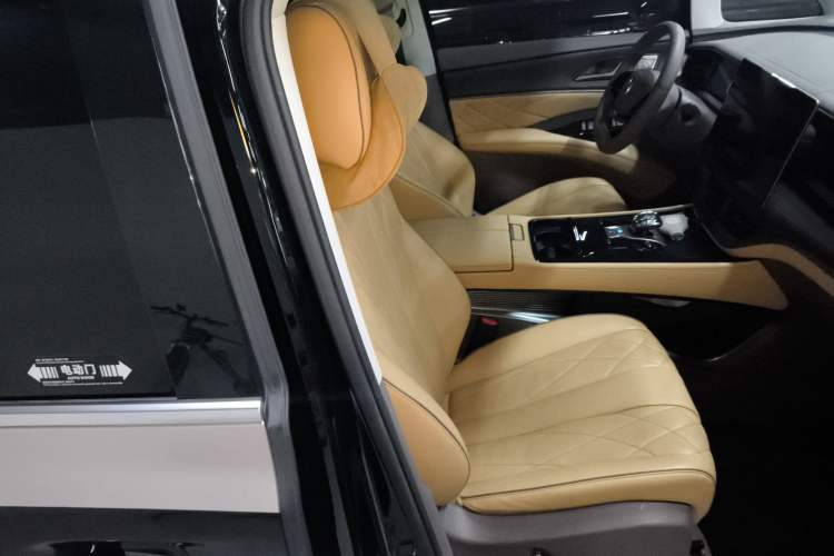 Used Denza D9 2022 DM-i 970 Four-Wheel Drive Prestige Model
