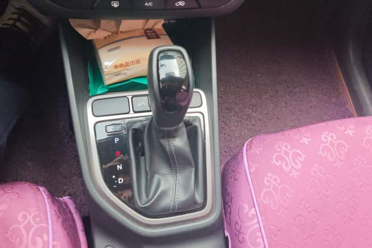 Used Hyundai ix25 2015 1.6L Automatic Two-Wheel Drive Smart GLS Trim Gear Lever