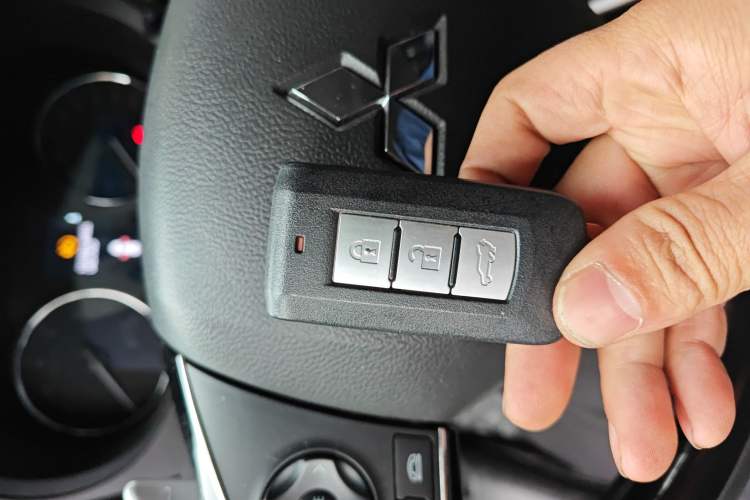 Used Mitsubishi Outlander 2020 2.4L 4x4 Zhi Xiang Edition 5 Seats Vehicle Key