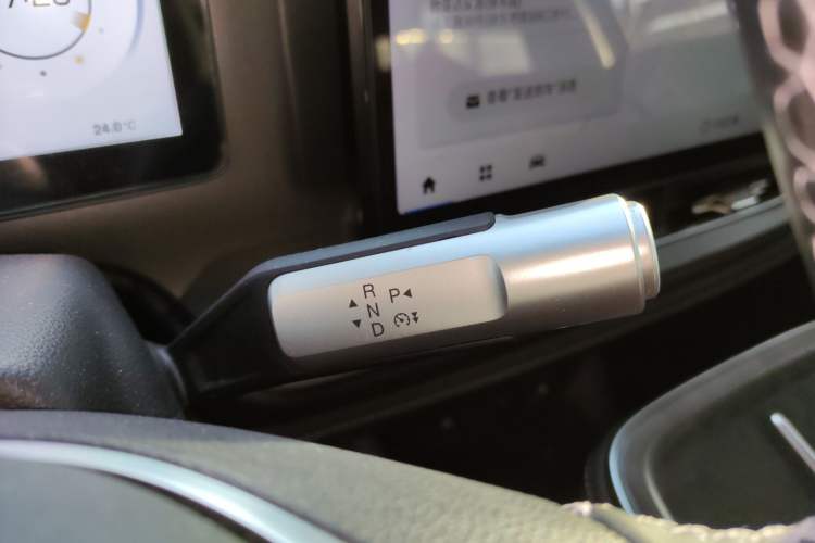 Used AION V 2023 Updated Plus 70 Intelligent Edition Lithium Iron Phosphate Gear Lever