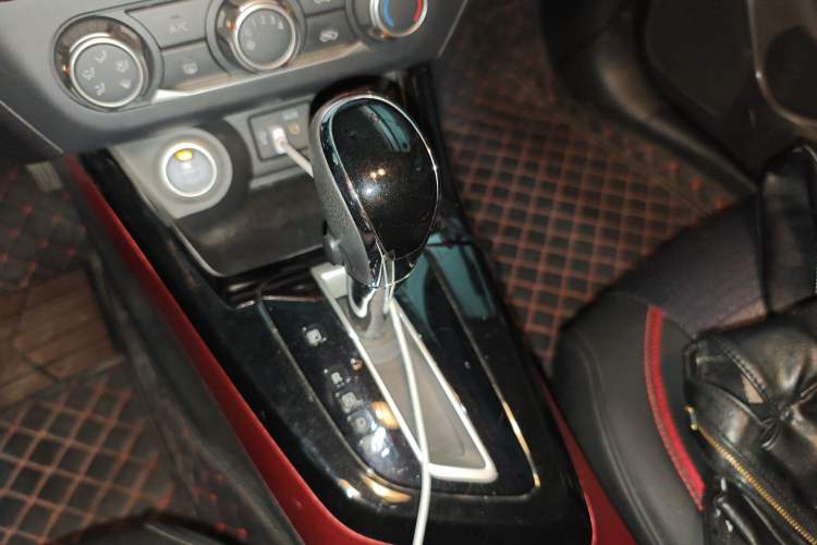 Used Nissan Lannia 2016 1.6L CVT Smart Cool Edition Gear Lever