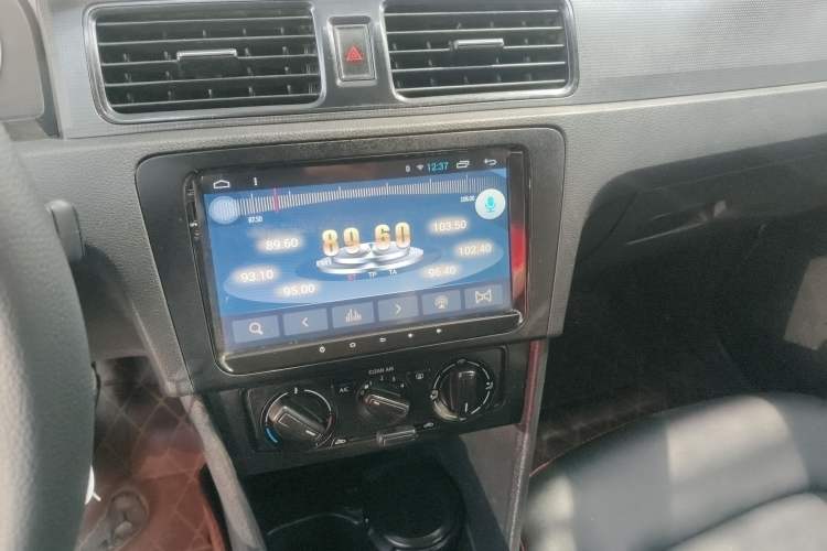 Used Volkswagen Santana 2015 1.6L Manual Fashion Edition Audio And AC Panel