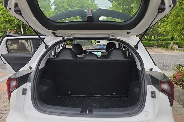 Used Geometry E Firefly 2023 320KM Cute & Handsome Tiger 5 Seats Trunk