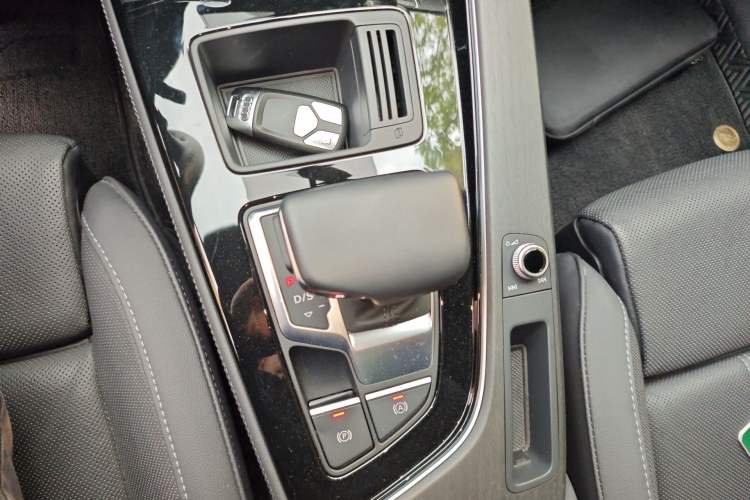 Used Audi A4L 2023 40 TFSI Luxury Dynamic Model Gear Lever