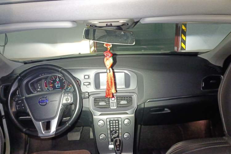 Used Volvo V40 2015 1.6T Zhiya Edition