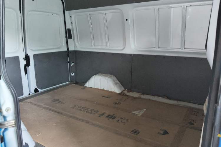 Used JMC Transit 2019 2.8T Commercial Version Short Wheelbase Mid-Roof 3-Seater China VI Standard JX493