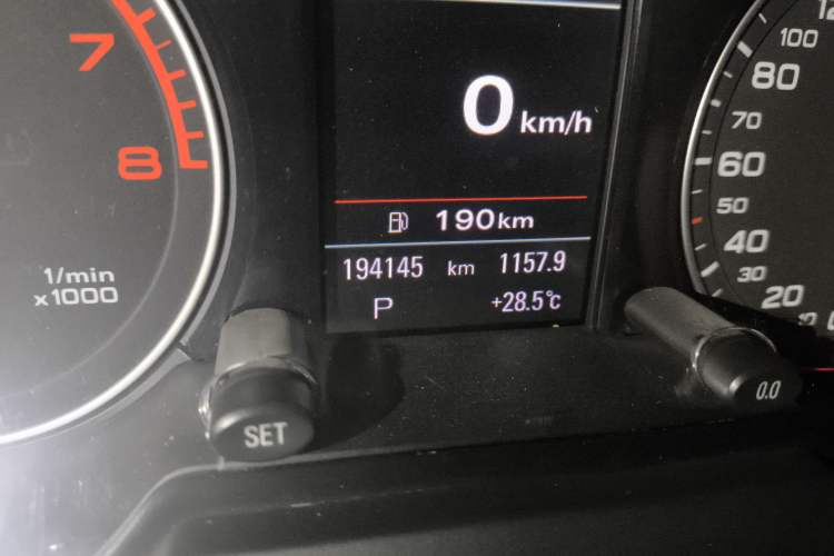 Used Audi Q5 2010 3.2 FSI Sport Edition Odometer Close Up