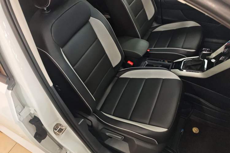 Used Volkswagen T-ROC 2024 300TSI DSG Two-Wheel-Drive Chen Guang Edition Right Front Seat