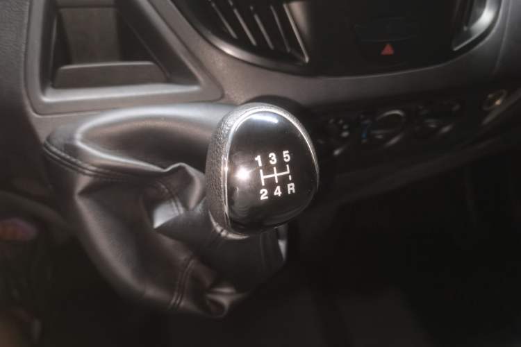 Used Ford Transit 2019 2.0T Diesel Van Mid-Chassis Mid-Roof 3-Seater China VI Standard
