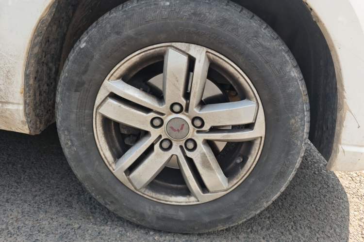 Used Wuling Hongguang PLUS 2019 1.5T Manual Standard Version 7 Seats Right Front Wheel Hub