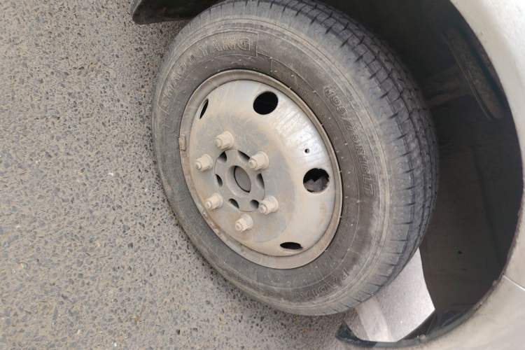 Used Dongfeng Yufeng  Right Front Wheel Hub