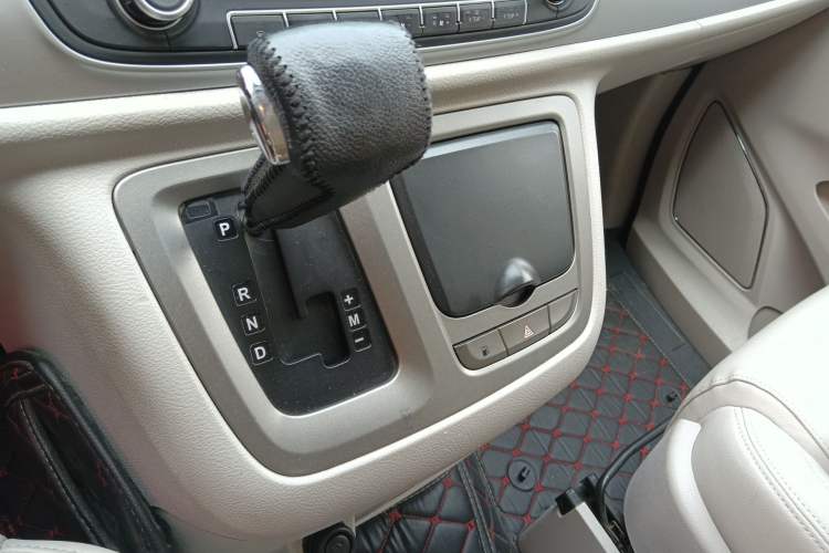 Used SAIC MAXUS G10 2016 2.0T Automatic Elite Edition Gear Lever