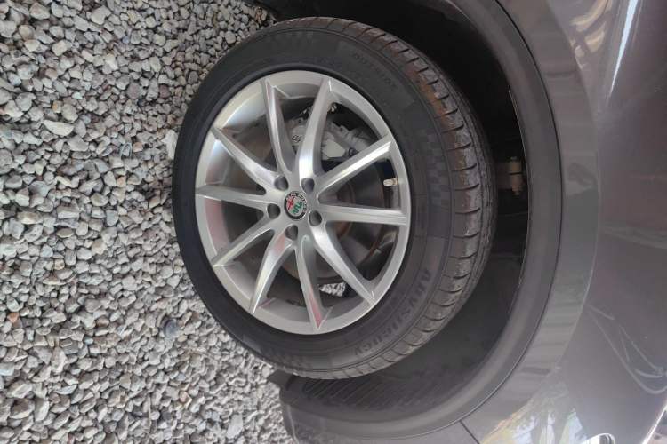 Used Alfa Romeo Stelvio 2017 2.0T 200HP Luxury Edition Right Front Wheel Hub