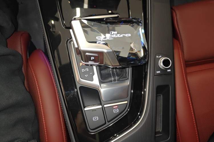 Used Audi A4L 2025 2 Million Units Enjoyment Version 40 TFSI Luxury Dynamic Edition Gear Lever