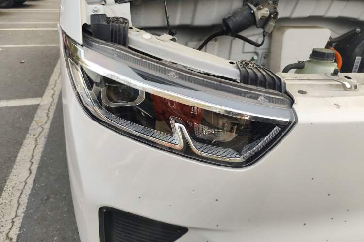 Used Wuling Yangguang 2024 300km Comfort-Grade Passenger Van 60kW
