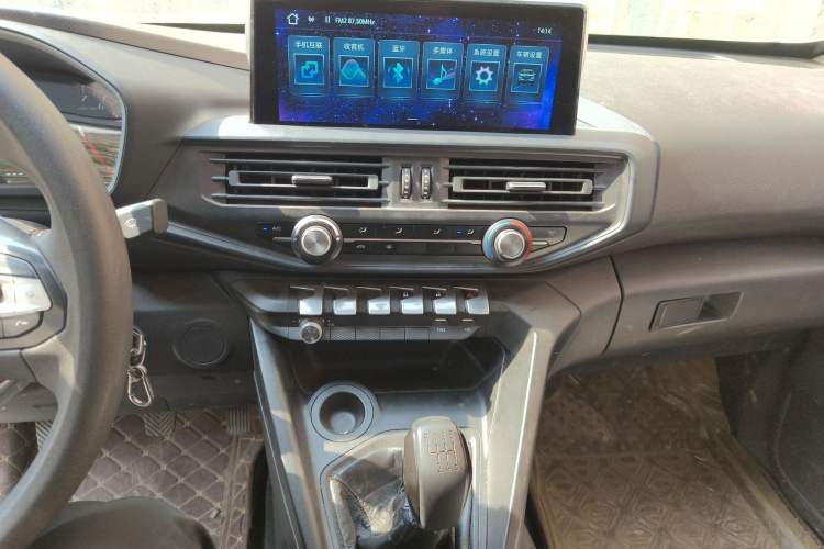 Used CHANGAN KAICHENG F70 2020 2.4T Gasoline Two-Wheel Drive Standard Version China V Emission Standards Standard Wheelbase 4K22D4T Audio And AC Panel