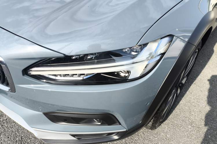 Used Volvo V90 2023 Cross Country B5 AWD Prestige Edition
