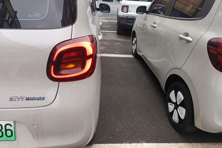 Used Wuling Hongguang MINIEV 2025 Four-Door Version Advanced Edition Right Rear Taillight