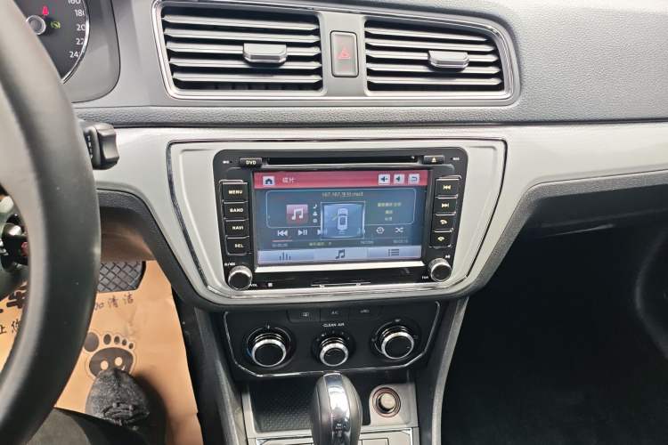 Used Volkswagen Lavida 2015 1.6L Automatic Comfort Edition Audio And AC Panel