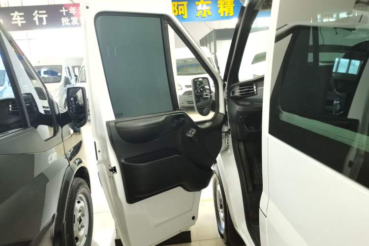 Used JMC Fushun 2025 2.0T 6MT Diesel Short-Wheelbase Low-Roof Commercial Multi-Purpose Passenger Vehicle with 5/6 Seats and Twin-Swing Tailgate
