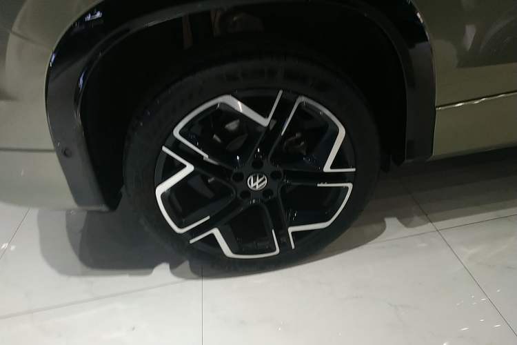 Used Volkswagen Tayron 2025 Tiguan L 380TSI 4Motion Luxury Easy Package Right Rear Wheel Hub