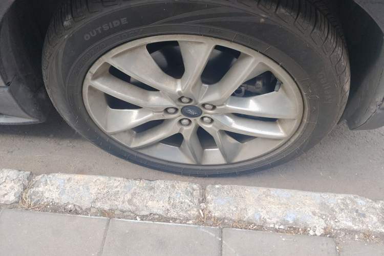 Used Ford Edge 2016 EcoBoost 245 Four-Wheel Drive Titanium 7-Seater Right Front Wheel Hub