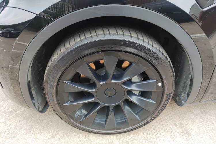 Used Tesla Model Y 2021 Long-Range All-Wheel-Drive Version 3D7 Exterior 4