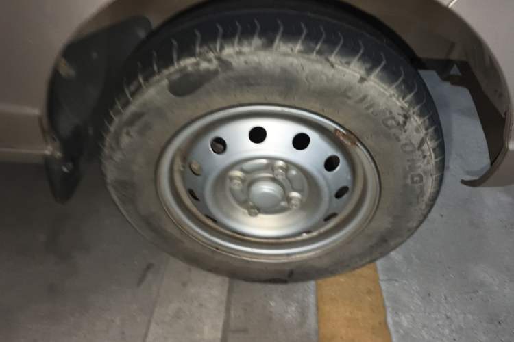 Used Wuling Rongguang 2019 1.2L S Van Standard Model with 5 Seats Right Front Wheel Hub