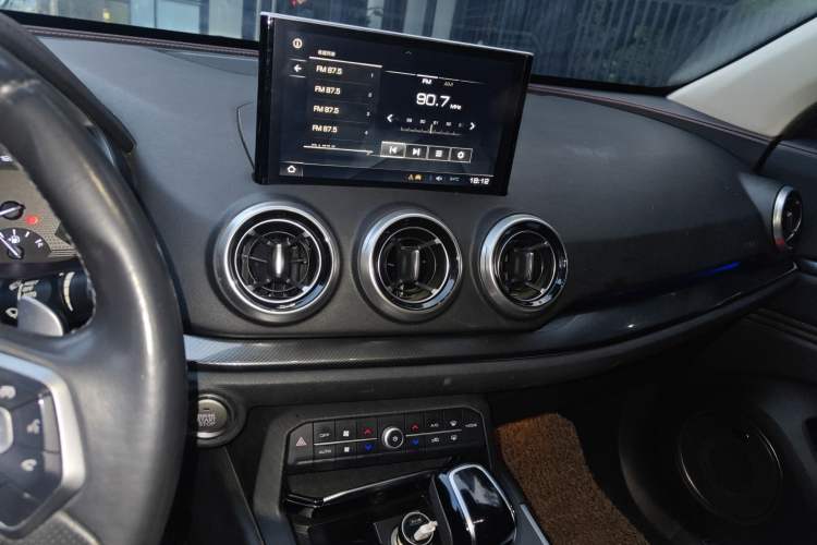 Used Wey VV5 2017 2.0T Ultra-Luxury Version Audio And AC Panel