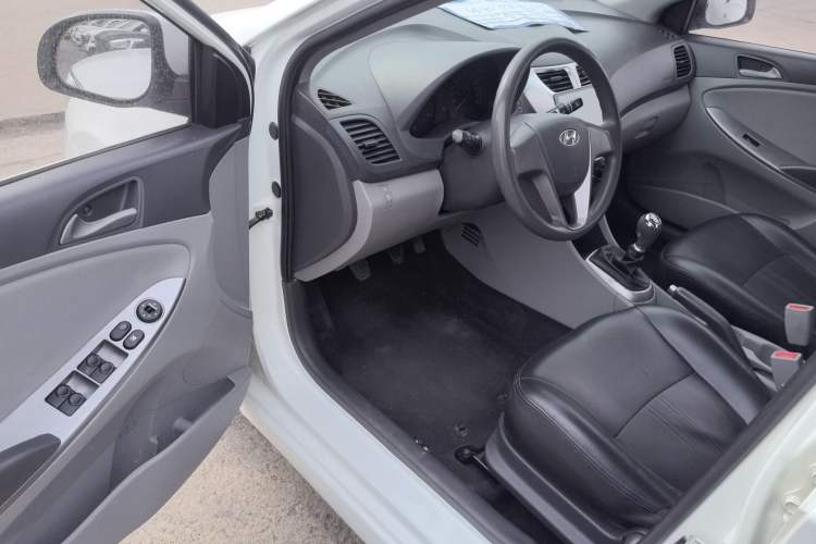 Used Hyundai Verna (older generation) 2014 1.4L Manual Smart GLS Trim Driver Seat