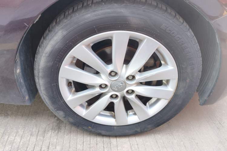 Used Kia K3 2013 1.6L Automatic DLX Right Front Wheel Hub