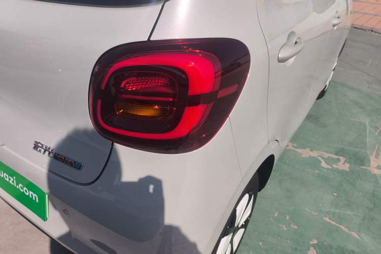 Used Wuling Hongguang MINIEV 2025 Four-Door Version Advanced Edition Right Rear Taillight