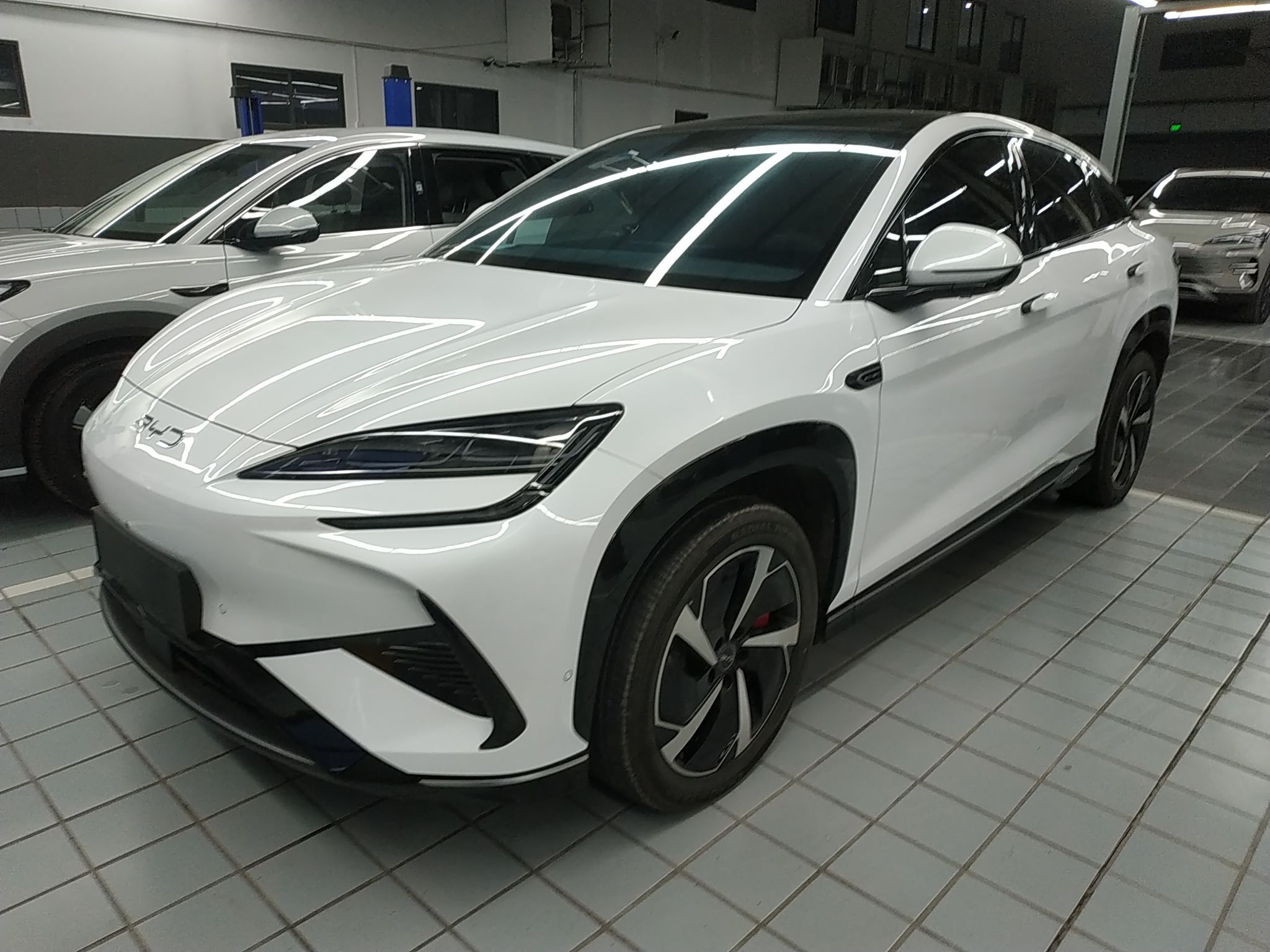 Под передней частью автомобиля