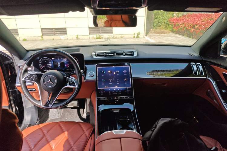 Used Mercedes-Benz Maybach S-Class 2023 S 480 4MATIC Center Console