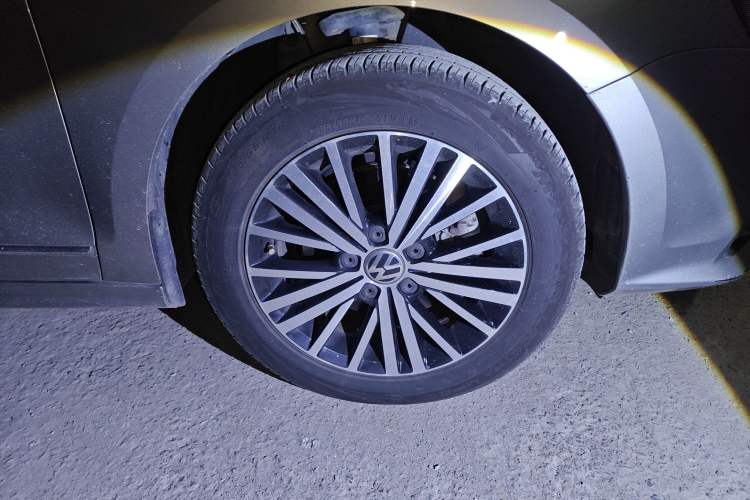 Used Volkswagen Sagitar 2017 230TSI Automatic Luxury Edition
