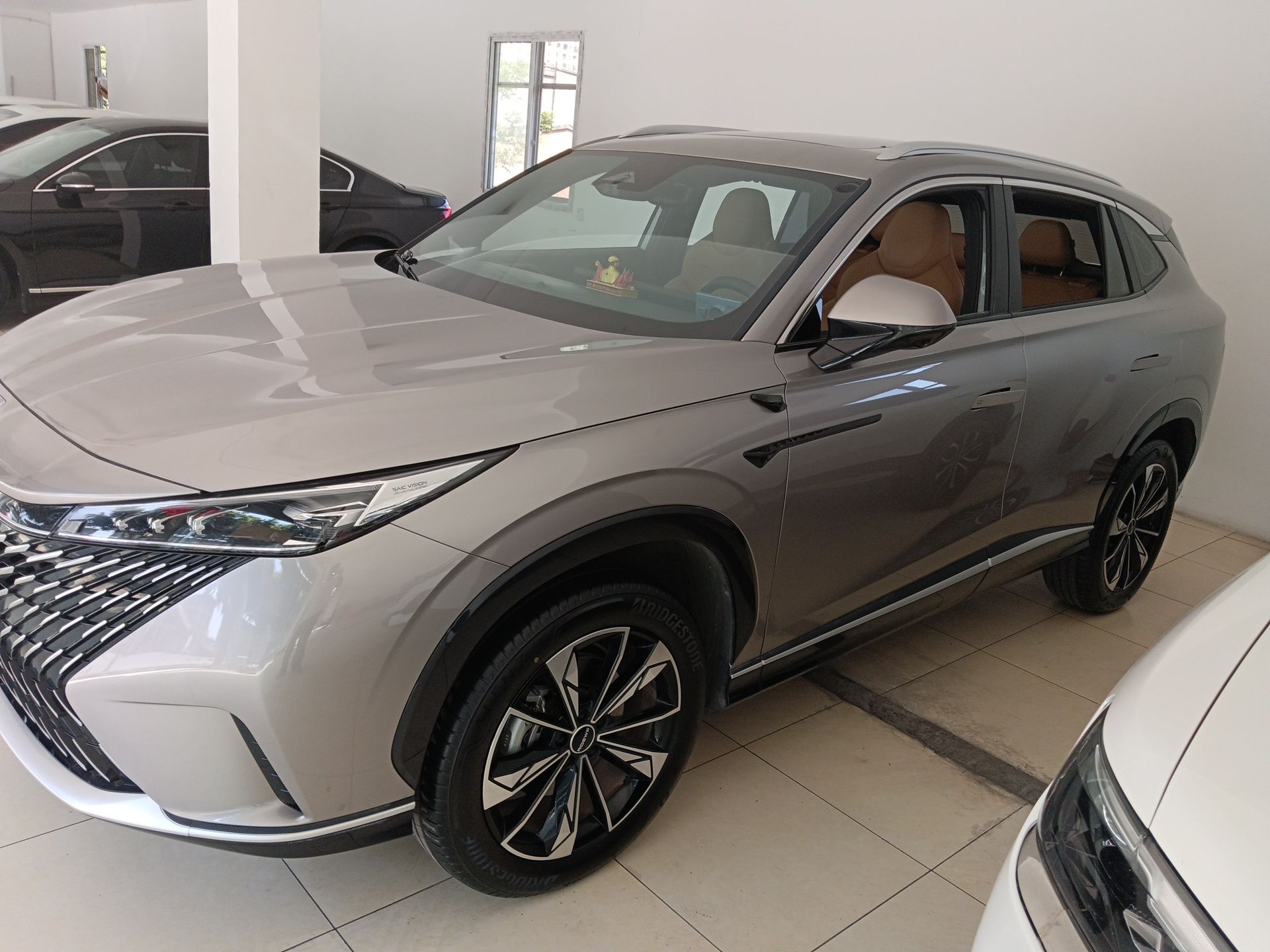 Под передней частью автомобиля