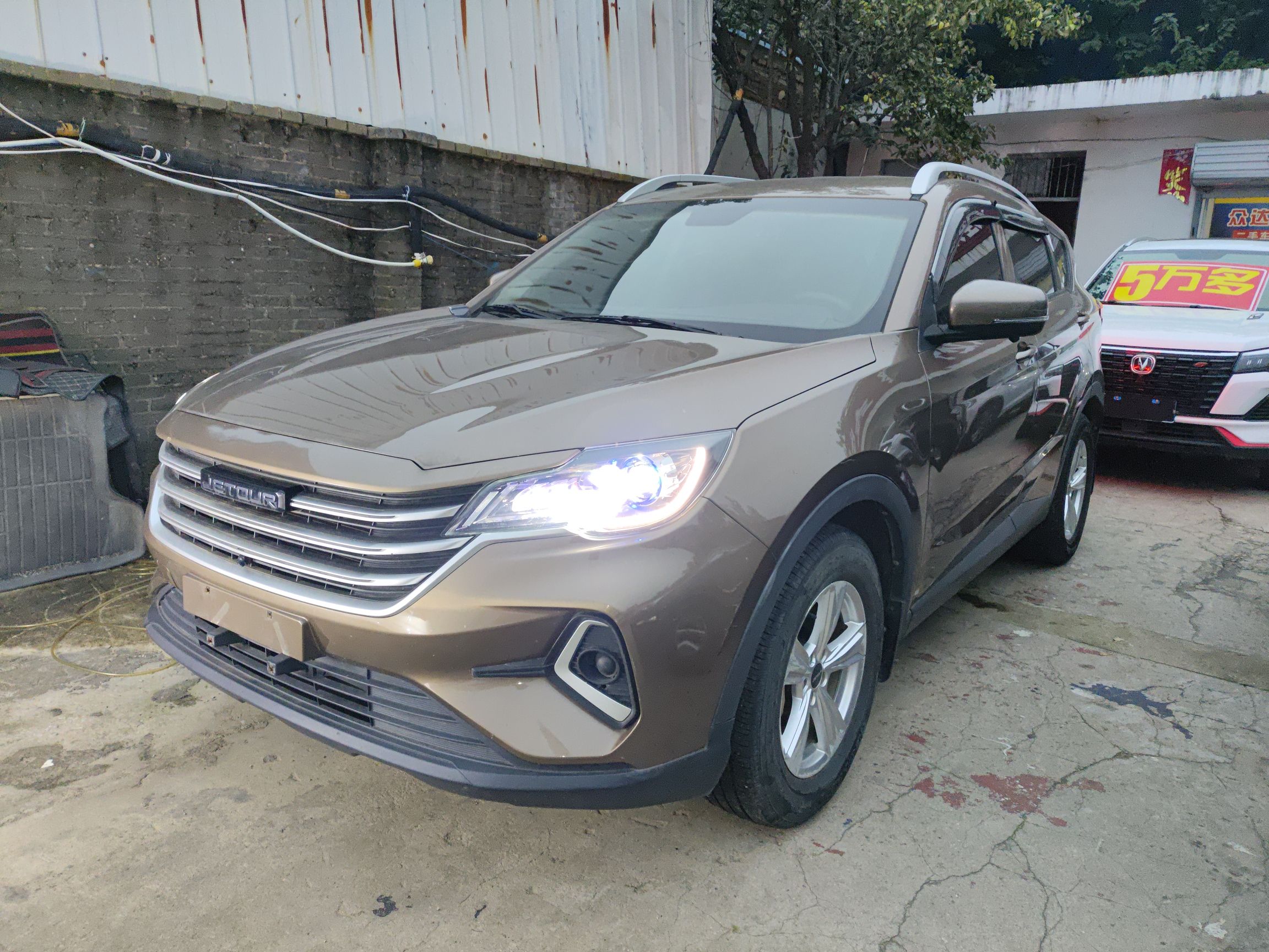 تحت مقدمة السيارة