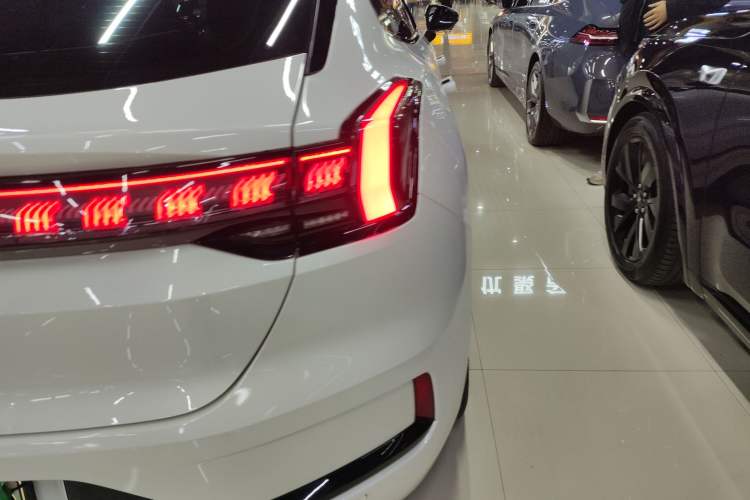 Used Zeekr 001 2022 Ultra-Long Range Dual-Motor ME Version Right Rear Taillight