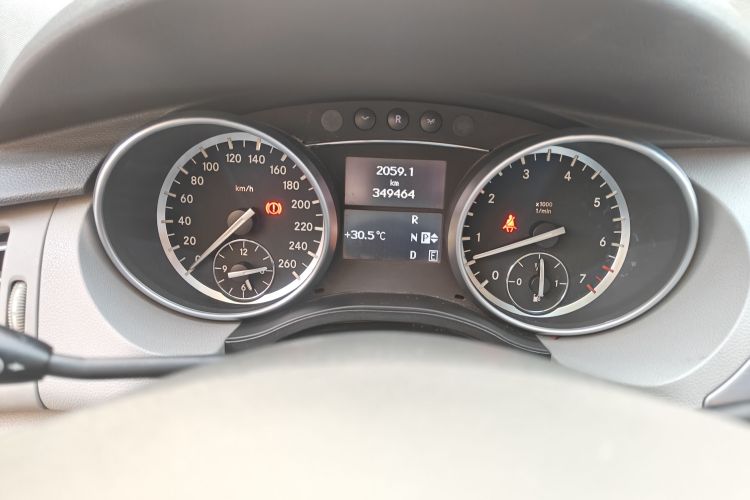 Used Mercedes-Benz R-Class 2014 R 320 4MATIC Business Model Odometer Close Up