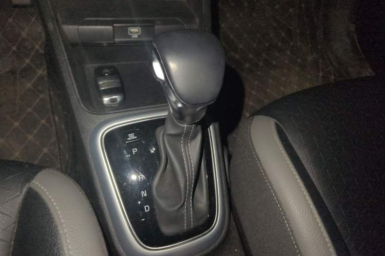 Used Kia kx1 Stonic 2019 1.4L Automatic Fun Edition China V Standard Gear Lever