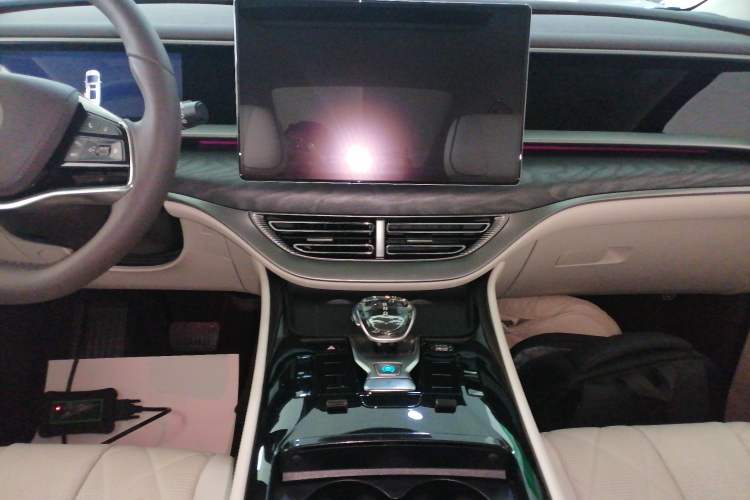 Used Denza D9 2024 DM-i 980 Four-Wheel Drive Prestige Model
