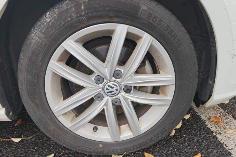 Used Volkswagen Golf 2018 230TSI Automatic Comfort Model Right Front Wheel Hub