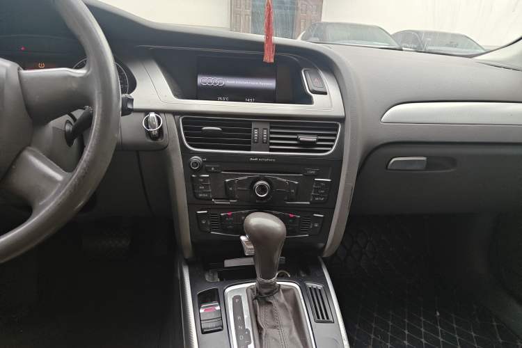 Used Audi A4L 2010 2.0 TFSI Standard Edition Audio And AC Panel
