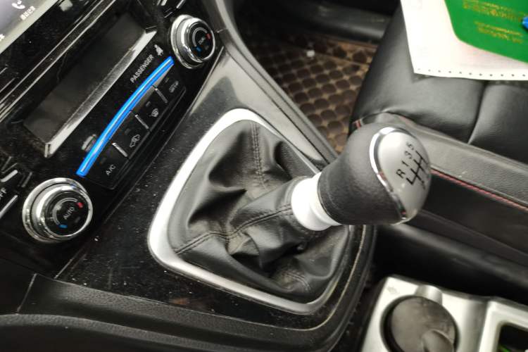 Used Haval H6 2013 Upgraded Model 1.5T Manual Two-Wheel Drive Elite Version Gear Lever